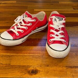Red Converse All Star, previously worn. Men’s size 4, Women’s size 6. Good cond.